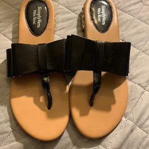 Simply Vera sandals. Black patent leather bows. Size 6